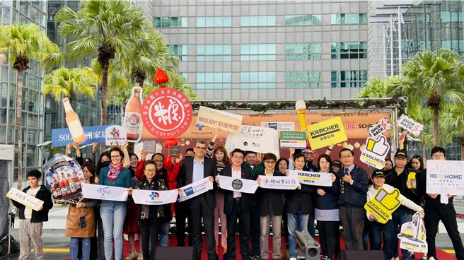 剪綵儀式後，今年參與的攤商也一同參加大合照留念。（呂健豪攝）