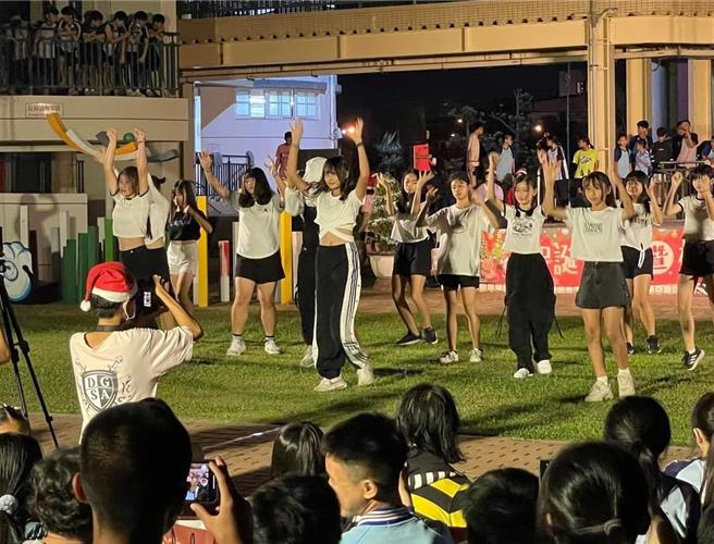 由東港高中主辦的「耶誕點燈暨校際草地音樂表演會」15日晚間熱鬧登場，東中首次大手牽小手邀集東港國小、東隆國小、東興國小、以栗國小等附近學校，以跨校演出的方式讓學生們展現才藝。（東港高中提供／謝佳潾屏東傳真）