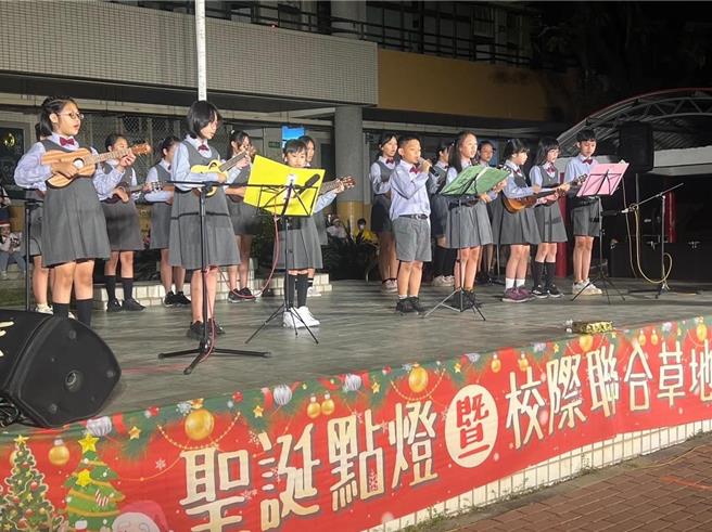 由東港高中主辦的「耶誕點燈暨校際草地音樂表演會」15日晚間熱鬧登場，東中首次大手牽小手邀集東港國小、東隆國小、東興國小、以栗國小等附近學校，以跨校演出的方式讓學生們展現才藝。（東港高中提供／謝佳潾屏東傳真）
