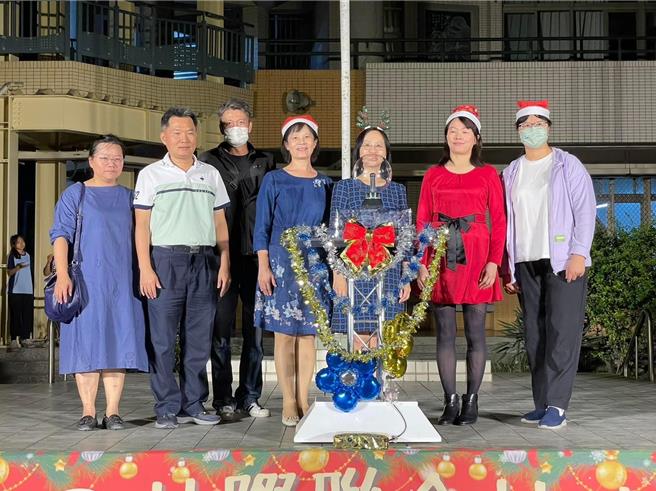 由東港高中主辦的「耶誕點燈暨校際草地音樂表演會」15日晚間熱鬧登場，東中首次大手牽小手邀集東港國小、東隆國小、東興國小、以栗國小等附近學校，以跨校演出的方式讓學生們展現才藝。（東港高中提供／謝佳潾屏東傳真）