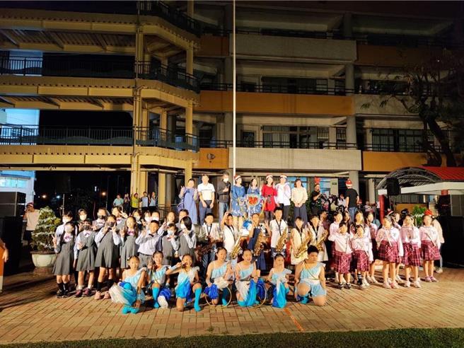 由東港高中主辦的「耶誕點燈暨校際草地音樂表演會」15日晚間熱鬧登場，東中首次大手牽小手邀集東港國小、東隆國小、東興國小、以栗國小等附近學校，以跨校演出的方式讓學生們展現才藝。（東港高中提供／謝佳潾屏東傳真）