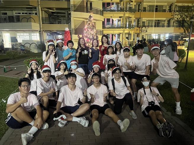 由東港高中主辦的「耶誕點燈暨校際草地音樂表演會」15日晚間熱鬧登場，東中首次大手牽小手邀集東港國小、東隆國小、東興國小、以栗國小等附近學校，以跨校演出的方式讓學生們展現才藝。（東港高中提供／謝佳潾屏東傳真）