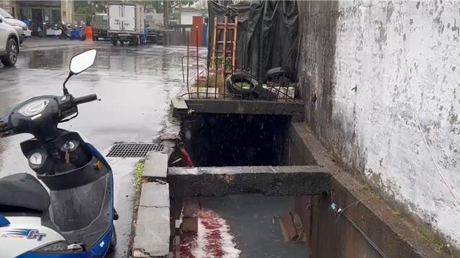 新北环保局日前接获树林区公所通报，4日巡视辖内工程时，发现猪血糕加工食品工厂，偷排放红色废水。（新北市环保局提供／刘玮晴新北传真）