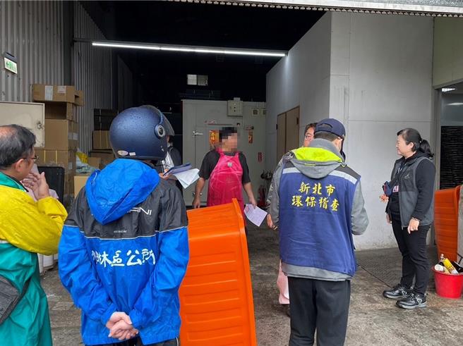 新北环保局说明，为维护新北环境品质，稽查人员身负重责，河川污染多属间歇发生且稍纵即逝。（新北市环保局提供／刘玮晴新北传真）