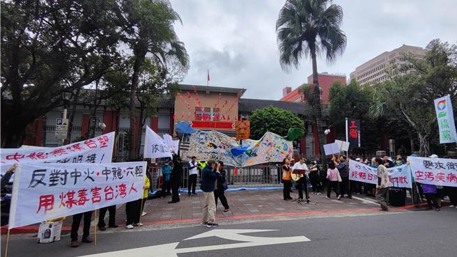 2024总统选举将届，台湾健康空气行动联盟等团体今天发起「反空污 抗暖化」。（林良齐摄）