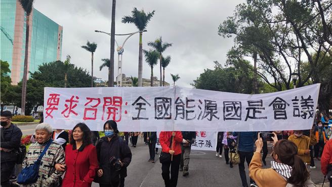 2024总统选举将届，台湾健康空气行动联盟等团体今天发起「反空污 抗暖化」。（林良齐摄）