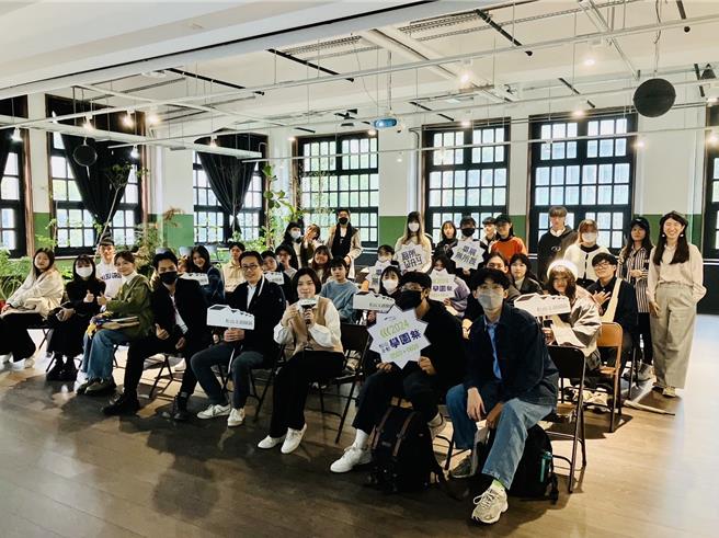 松山文创园区今（16）日特别办理2024年松山文创学园祭展前工作坊，邀集入选的60所校系学生进行线上线下交流毕展规画。(黄敬文翻摄)