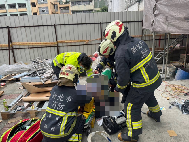 今（16）日下午15時許，新北市蘆洲鷺江國小在施作電梯工程，一名年約40歲的王姓女工人竟遭電梯夾住，受傷嚴重無法自行脫困。（翻攝畫面）