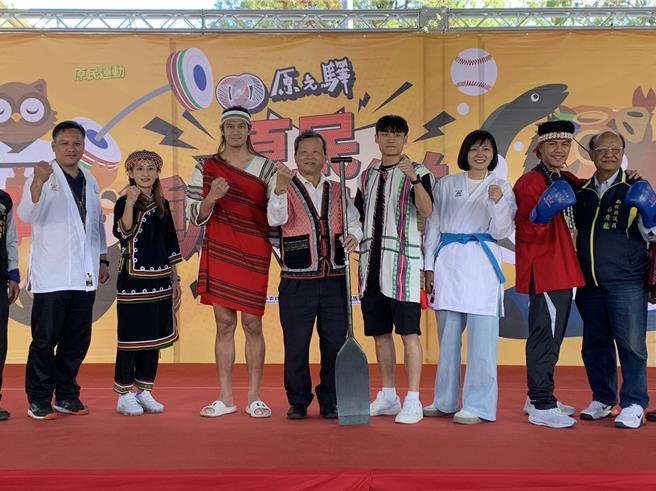 南投4國手谷筱霜(左二)、依勇達多(左三)、石政中(右四)、甘家葳(右二)在亞運奪佳績，16日捐出自己參賽戰袍與戰器義賣，讓副縣長王瑞德(左四)都讚他們「又會運動又有愛心」。曾雪蒨攝