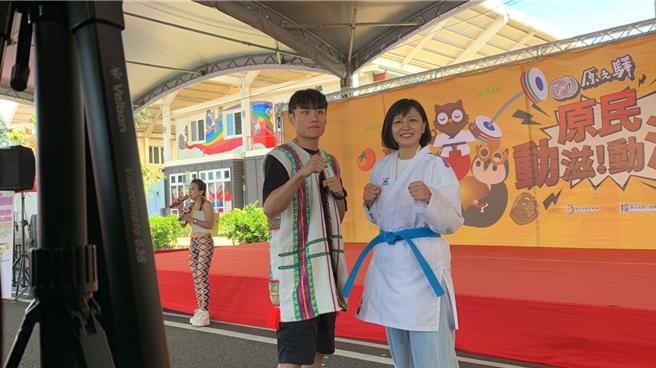 南投縣議員林婷立(右)以2萬元標得首次參加亞運就拿到第4名佳績的石政中(左)亞運戰袍，立馬開心穿上與布農勇士合影。曾雪蒨攝