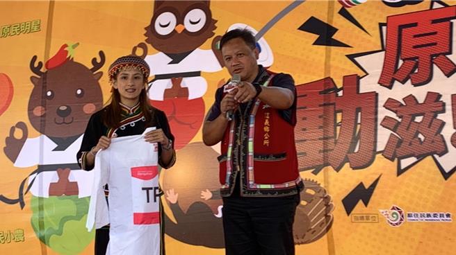 信義鄉長全志堅(右)以高價3萬元得標同鄉亞運金牌好手谷筱霜(左)參賽戰袍。曾雪蒨攝