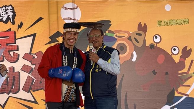 亞運拳擊銀牌甘家葳(左)不捨的將陪他練拳8年的珍藏手套義賣，縣議員石慶龍(右)以2萬2000元得標。曾雪蒨攝