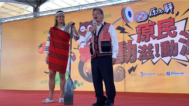 副縣長王瑞德(右)經過激烈競標〉最終以3萬元標得杭州亞運輕艇賽金牌依勇達多走進輕艇賽的「起家槳」。曾雪蒨攝