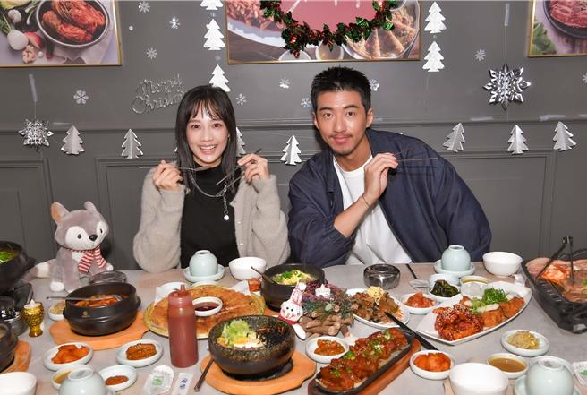 傅孟柏（右）和簡嫚書一起出席《美食無間》活動。（發起日影視提供）