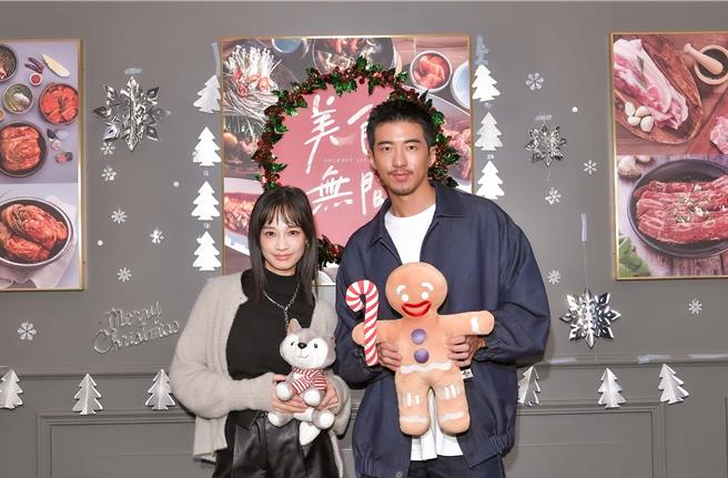 傅孟柏（右）和簡嫚書一起出席《美食無間》耶誕活動。（發起日影視提供）