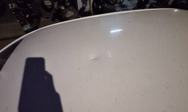 高雄鼓山区今（16）日凌晨0时许，1名25岁侯姓男子与朋友聊天，疑音量过大，遭楼上丢下的马克杯砸中车子。（图／警方提供）