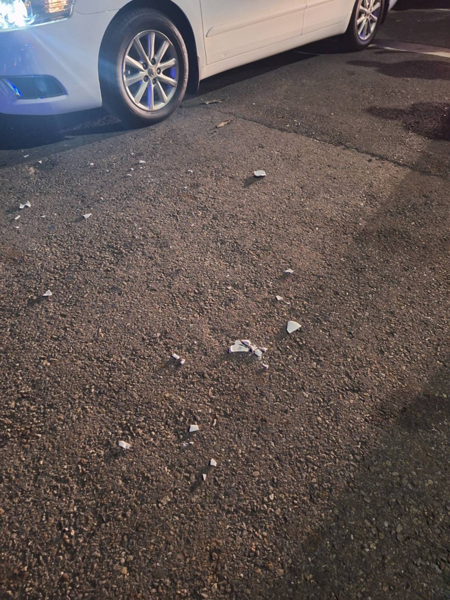 高雄鼓山区今（16）日凌晨0时许，1名25岁侯姓男子与朋友聊天，疑音量过大，遭楼上丢下的马克杯砸中车子。（图／警方提供）