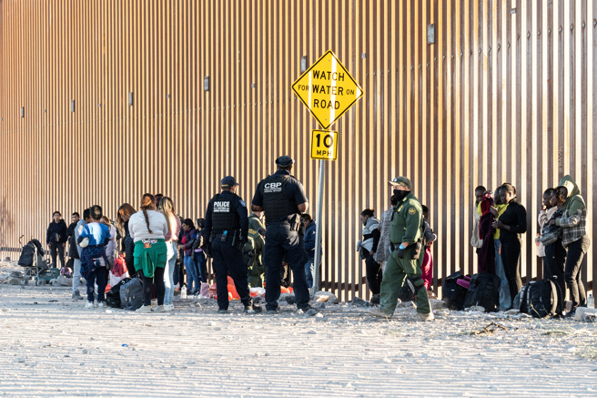 拜登政府上周关闭主要过境口岸卢克维尔（Lukeville），据称是为了让官员将资源集中在遏阻非法移民流入，霍布斯随后批评同为民主党的拜登。(图/ 路透社)