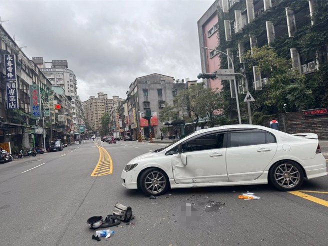 張姓婦人16日下午駕車行經新北市新店安和路三段，竟從最外側車道迴轉，直行的18歲李姓機車騎士來不及煞車，直接撞上轎車車側。（民眾提供）