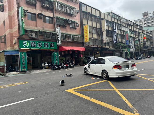 李姓機車騎士來不及煞車，直接撞上轎車車側，當場倒地不起。（民眾提供）