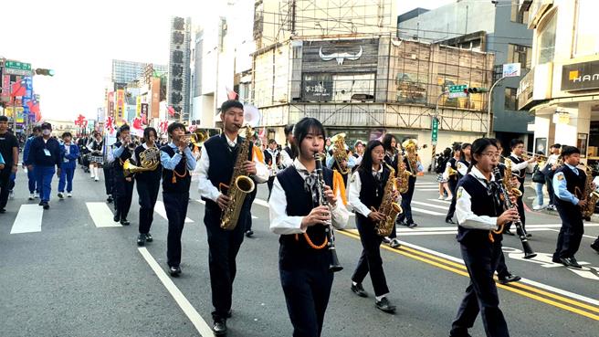 嘉義市國際管樂節16日下午2時於嘉義中央噴水池圓環登場的踩街嘉年華，台南市新營區南光高中樂儀隊是南市唯一入選參與的學校。（南光高中提供／張毓翎台南傳真）