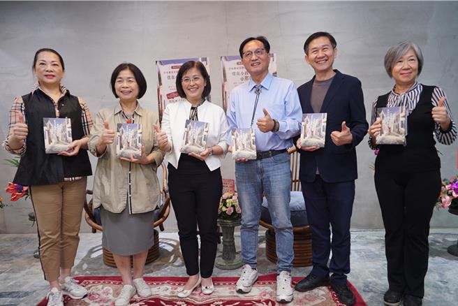 彰化教師作家藹萍（左三）以彰化市小西巷為背景，寫成長篇小說《住在小西巷的那個女孩》，16日在彰化櫻山飯店舉辦新書發表會，包括前縣長翁金珠（左二）、彰化市長林世賢（右三）及曾獲金馬獎最佳原著劇本獎的前彰化縣文化局長陳文彬（右二）都到場。（吳建輝攝）