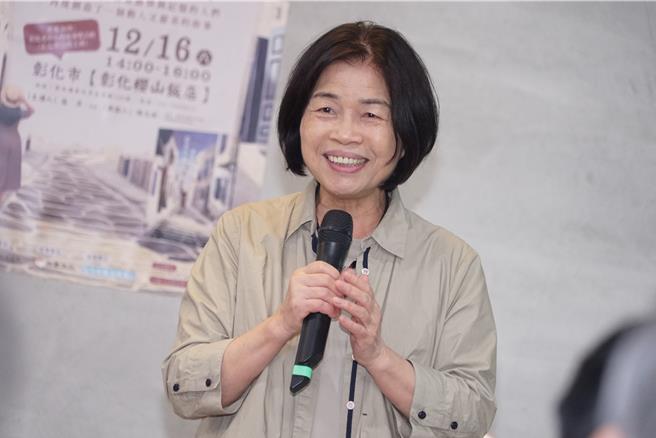 翁金珠致詞時提到，小西巷在其擔任縣長任內，曾編列經費舉辦許多文化活動，不過近年開始落寞，小西巷發展得早，若未來要推動觀光認為應該要做到越在地、越國際，希望透過藹萍的新書，吸引更多鄉親到彰化。（吳建輝攝）