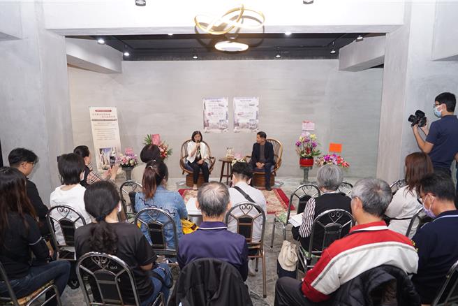 彰化教師作家藹萍以彰化市小西巷為背景，寫成長篇小說《住在小西巷的那個女孩》，16日在彰化櫻山飯店舉辦新書發表會。（吳建輝攝）