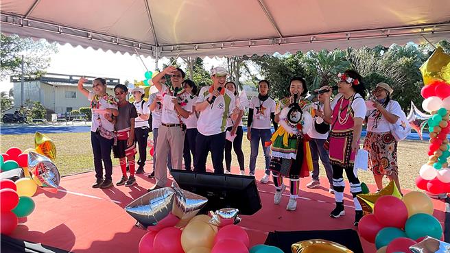 第7屆「診所祭」今上午於興隆國小登場，以「一起來歡唱」為主題，健保署長石崇良（右三）上台與眾人合唱「快樂天堂」，大秀歌藝。（蕭嘉蕙攝）