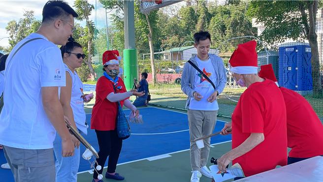 「診所祭」活動採園遊會模式，讓民眾在歡樂氛圍下，認識診所提供的各項照護服務。（蕭嘉蕙攝）