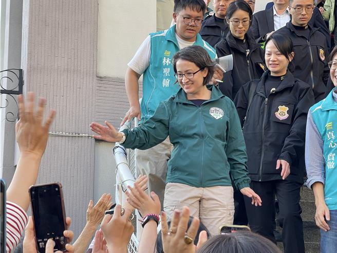 民进党副总统候选人萧美琴，16日前往台中向上长老教会演讲，受到支持者簇拥欢迎。（王煌忠摄）