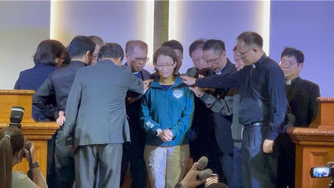 ／民进党副总统候选人萧美琴，16日前往台中向上长老教会演讲，全体牧长与林庭乐牧师为她祝福祷告，祈求萧美琴顺利当选。（王煌忠摄）