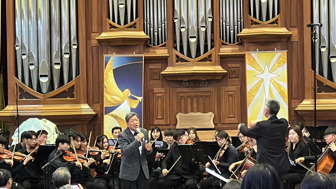 陳何家董事長獨唱。(照片/真理大學提供)