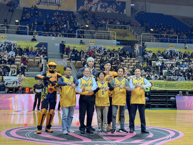 新北中信特攻籃球隊今日（16日）於新北新莊主場出賽，迎戰高雄全家海神，由新北地檢署檢察長余麗貞主持開球。(中信特攻提供)