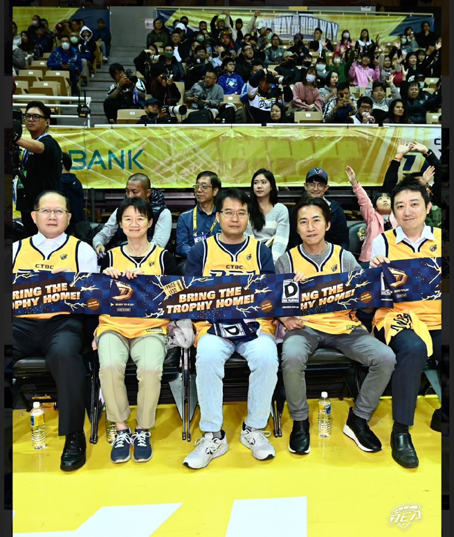 新北中信特攻籃球隊今日（16日）於新北新莊主場出賽，迎戰高雄全家海神，由新北地檢署檢察長余麗貞主持開球。(中信特攻提供)