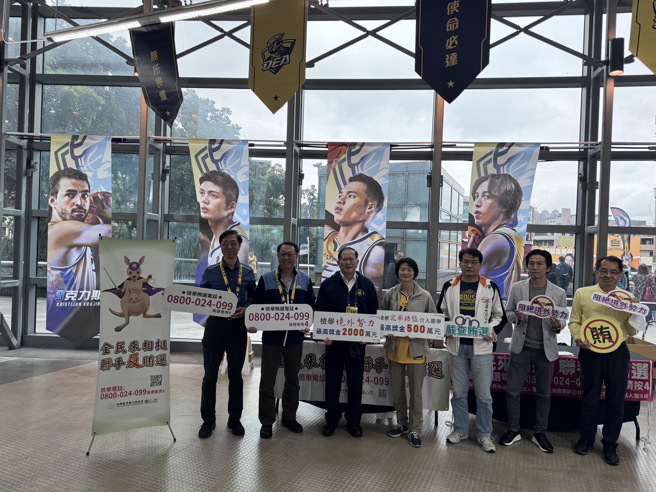 新北地檢署在球場設置攤位，拉近與球迷的距離，攤位除擺放文宣品進行反賄選宣導，還有遊戲轉盤讓進場球迷有獎徵答，反應熱烈。(中信特攻提供)