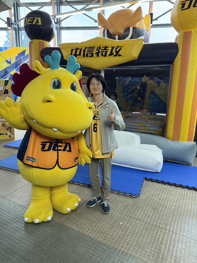 更在球場設置攤位，拉近與球迷的距離，攤位除擺放文宣品進行反賄選宣導，還有遊戲轉盤讓進場球迷有獎徵答，反應熱烈。(中信特攻提供)