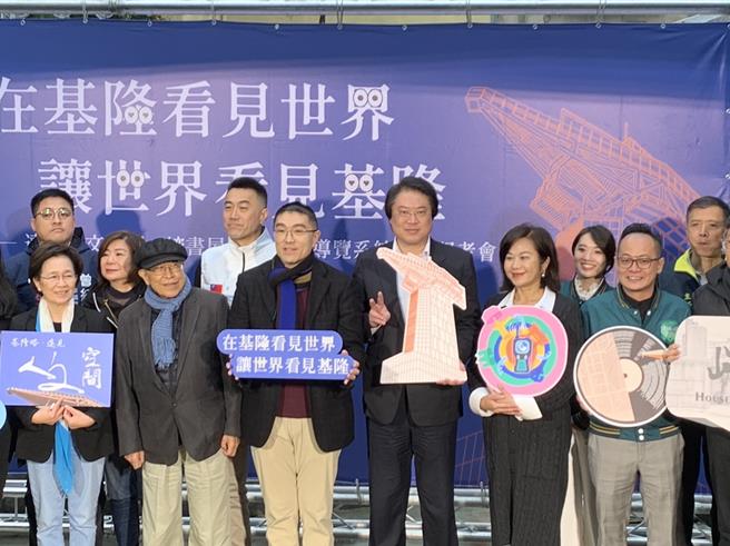 基隆市热门的新地标「基隆塔」于16日由基隆市长谢国梁、内政部长林右昌开幕启用。塔顶天空步道可俯瞰港湾美景外，4楼也有书店进驻，形成观光新廊带。谢国梁（前排左三）表示，基隆塔将是未来观光亮点；林右昌（前排左四）表示，基隆塔将串起基隆山海，促进周遭商圈发展。（徐佑升摄）