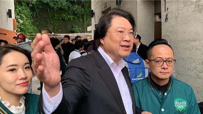 内政部长林右昌（中）表示，基隆塔营运人潮多是意料中的事，期望市府对人流管制及收费制度要好好规画。议长童子玮（右）表示，基隆塔可带动义二路、中正公园、邮轮及大歷史场景。议员许睿慈（左）表示，基隆塔能让世界看见基隆，同时串连山海城市，连带让基隆观光发展更好（徐佑升摄）