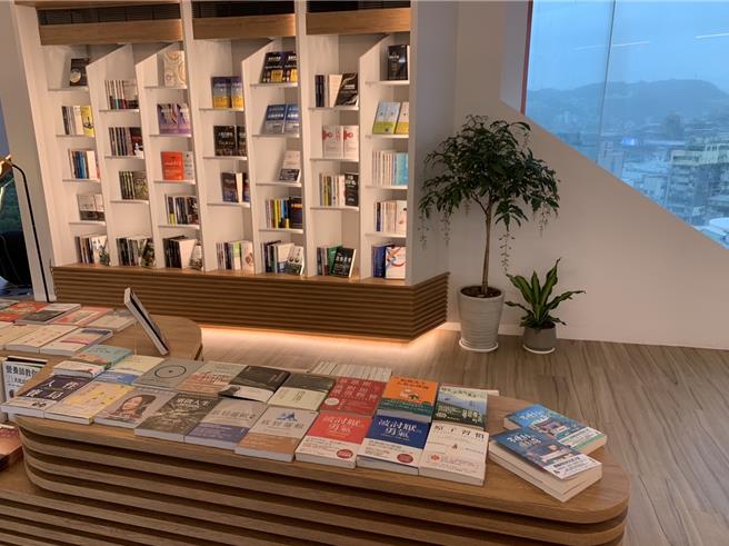 基隆市热门的新地标「基隆塔」于16日由基隆市长谢国梁、内政部长林右昌开幕启用。塔顶天空步道可俯瞰港湾美景外，4楼也有书店进驻，形成观光新廊带。图为4楼的远见人文空间。（徐佑升摄）