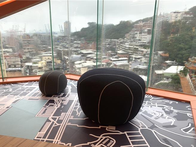 基隆市热门的新地标「基隆塔」于16日由基隆市长谢国梁、内政部长林右昌开幕启用。塔顶天空步道可俯瞰港湾美景外，4楼也有书店进驻，形成观光新廊带。图为4楼的远见人文空间。（徐佑升摄）