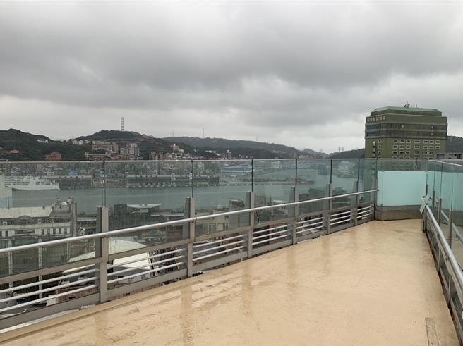 基隆市热门的新地标「基隆塔」16日由基隆市长谢国梁、内政部长林右昌正式开幕启用。基隆塔以基隆港「桥式起重机」为设计意象，主塔高67米、全跨87米，游客可搭电梯直上天空步道眺望基隆港口及山海美景，形成基隆观光新廊带。（徐佑升摄）