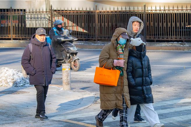 北京市近日持續降溫，16日創下單日最高氣溫的歷史同期新低-7.3℃。（吳泓勳攝）