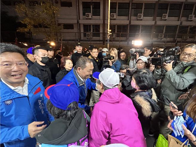 國民黨總統候選人侯友宜16日晚間在新北市立委候選人葉元之、林國春以及新北市議員金瑞龍陪同下，於下午5時前往板橋重慶黃昏市場拜票。一度被民眾簇擁爭相合照。（陳薏云攝）