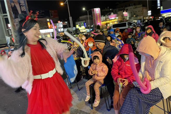 國民黨立委候選人林思銘競選總部16日晚邀請新竹在地劇團『好玩的劇團』演出。（林思銘團隊提供／羅浚濱新竹傳真）