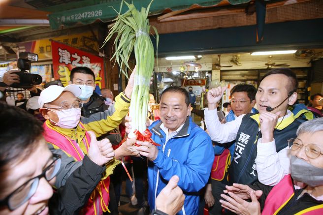國民黨總統候選人侯友宜（中）16日前往板橋重慶黃昏市場掃街拜票，受到現場攤商及民眾的熱情支持。（杜宜諳攝）