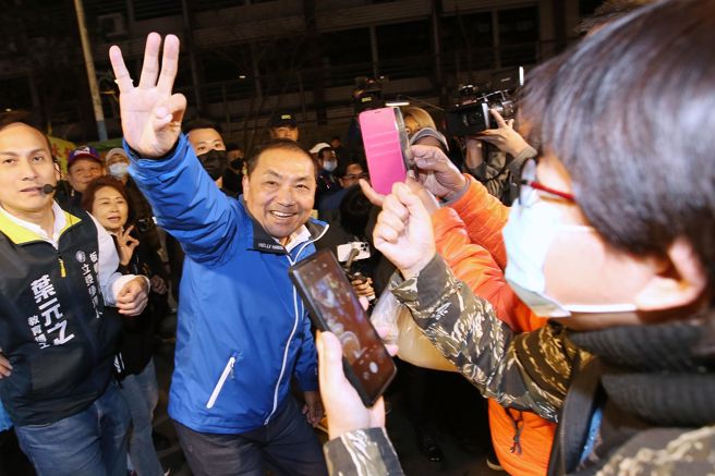 國民黨總統候選人侯友宜（左）16日前往板橋重慶黃昏市場掃街拜票，受到現場攤商及民眾的熱情支持。（杜宜諳攝）