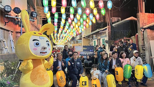 台南市盐水区月之美术馆「漫月美行动」特展16日登场，市府文化局在王爷庙广场举办开幕式。（张毓翎摄）