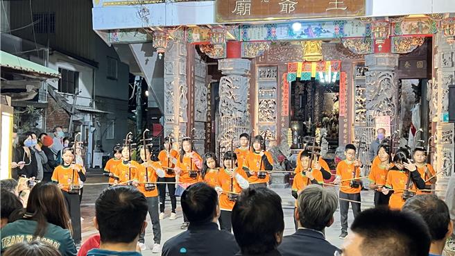 文昌国小学童在现场演奏二胡。（张毓翎摄）