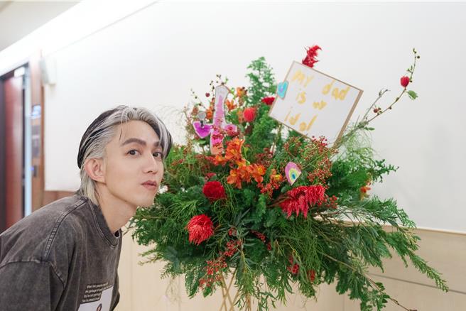 林宥嘉15日起在小巨蛋开唱，老婆丁文琪送上特制花篮。（华研国际提供）